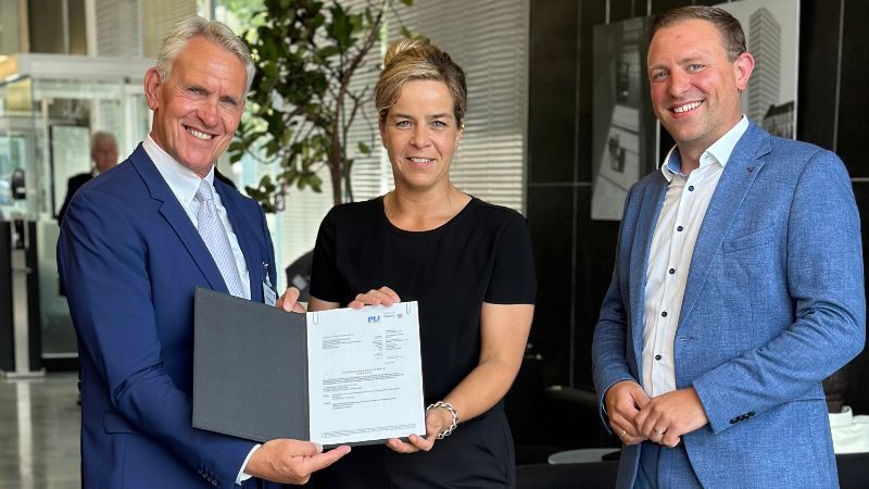 NRW-Wirtschaftsministerin Mona Neubaur überreicht den 500. Förderbescheid für MID-Digitale Sicherheit an die Firma IGETEC.
