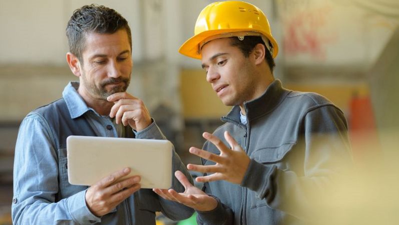 zwei Handwerker unterhalten sich